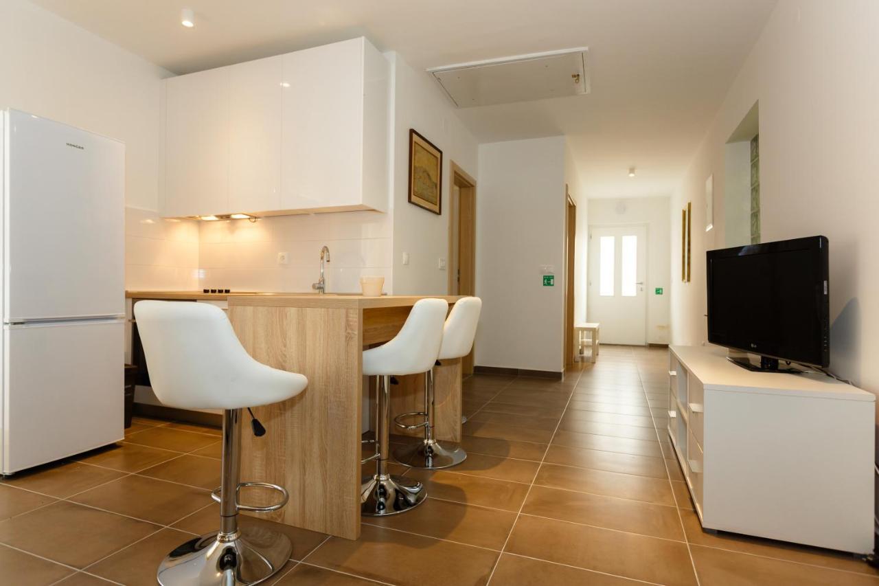 Villa Mirela Apartment เวอร์บนิค ภายนอก รูปภาพ