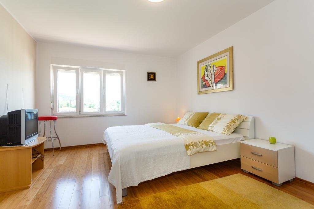 Villa Mirela Apartment เวอร์บนิค ภายนอก รูปภาพ